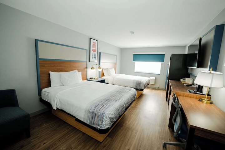 2 Queen Beds (14 of 15)