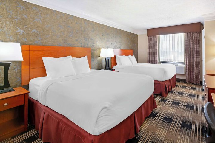 2 Double Beds Larger Room Table and Chairs Refrigerator, Continental Breakfast (6 of 8)