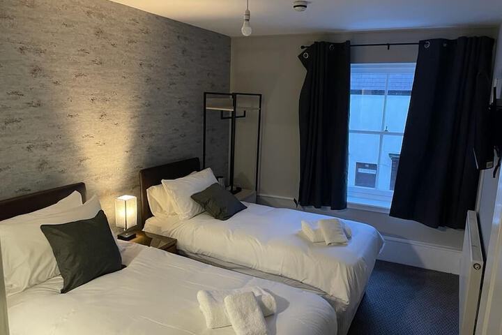 Room 5 of 12