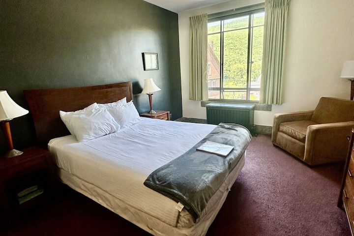 Interior Economy Queen Bed Pet Friendly (42 of 47)