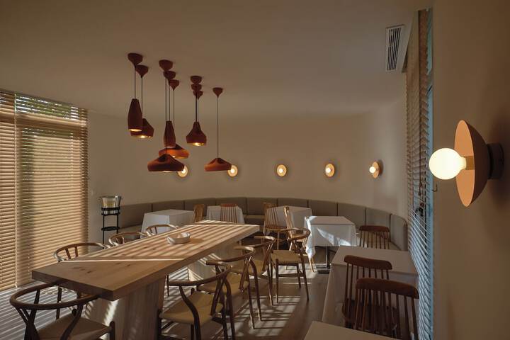 Dining 8 of 15