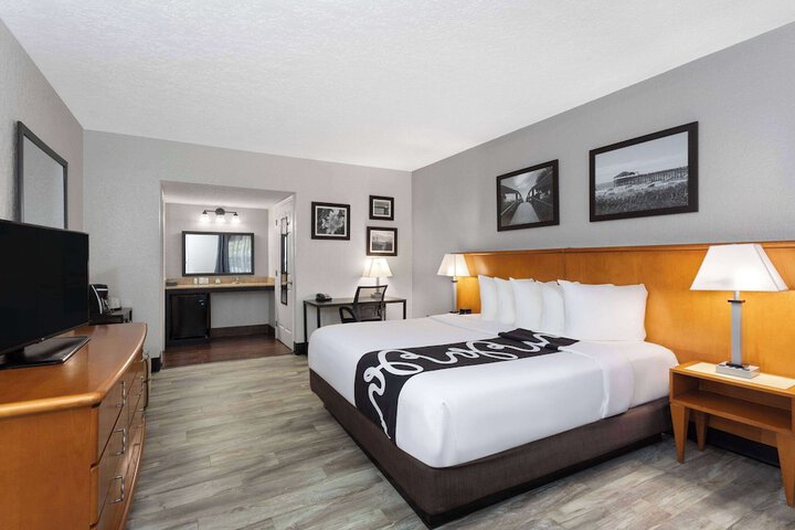 1 King Bed (2 of 6)