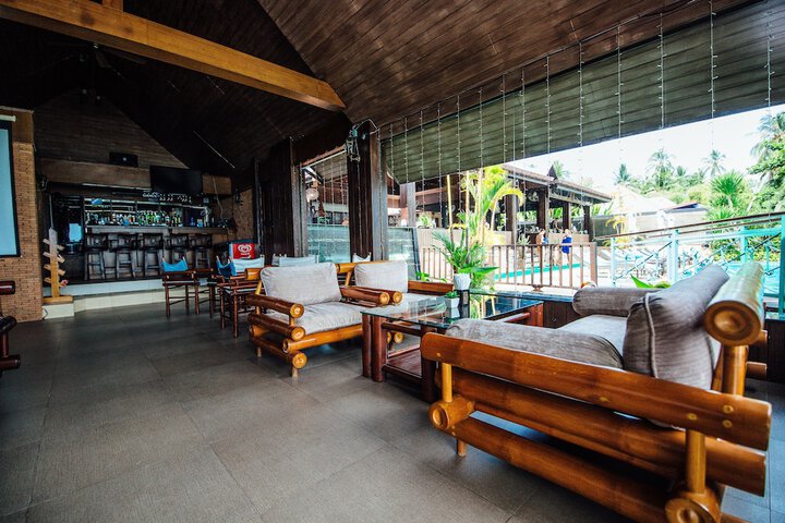 Lounge 56 of 88