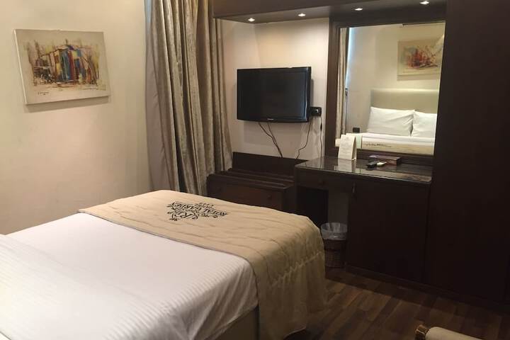 Room 5 of 16