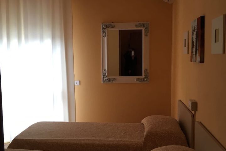 Room 10 of 38