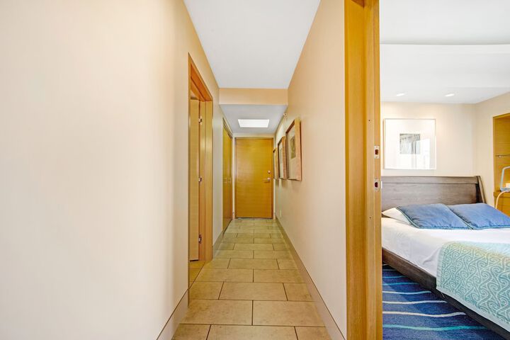 Room 70 of 213