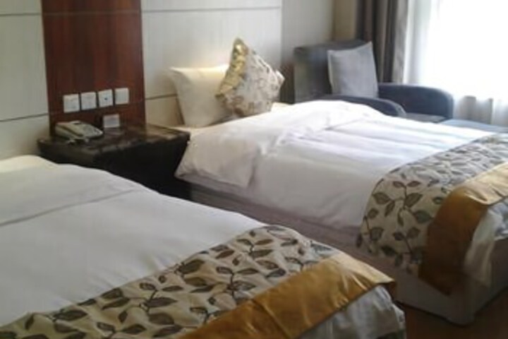 Room 4 of 8