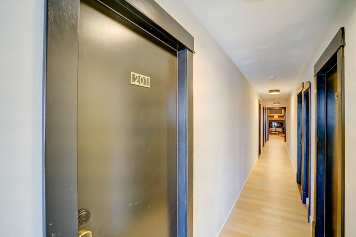 Ballroom/Hall 70 of 72