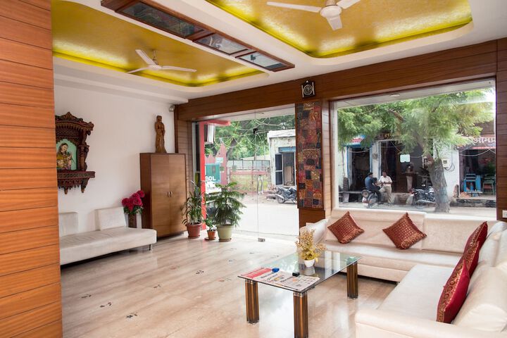 Entrance & Lobby