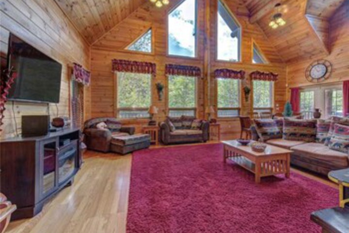 Longwalker Lodge 3 Bedrooms, Hot Tub, Game Room, Sleeps 9