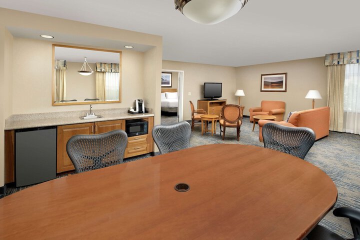 Lounge 19 of 37