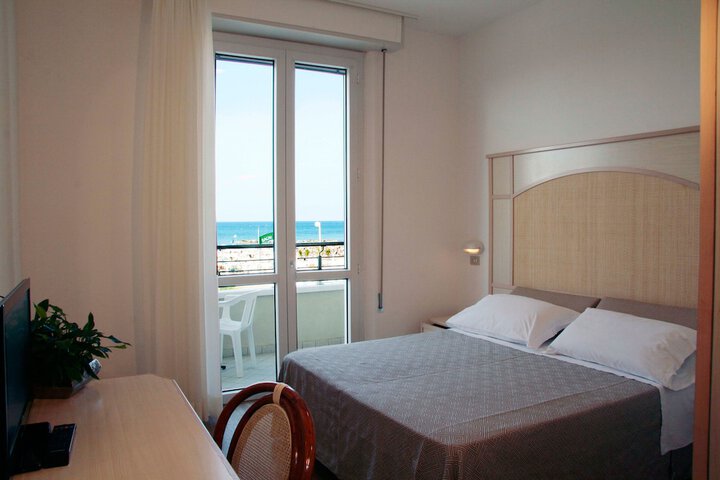 Room 10 of 37