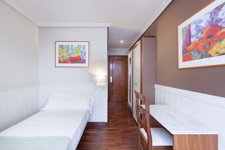 Room 7 of 76