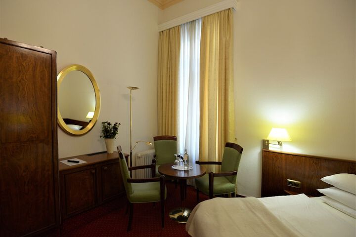 Room 21 of 38