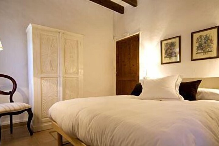 Room 8 of 12