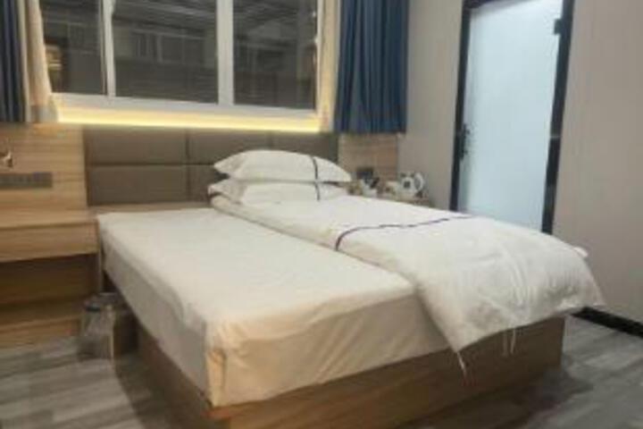 Room 6 of 8