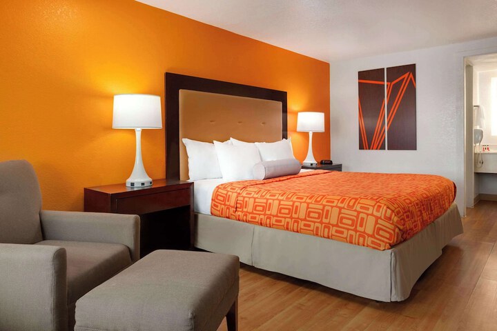 1 King Bed (11 of 14)