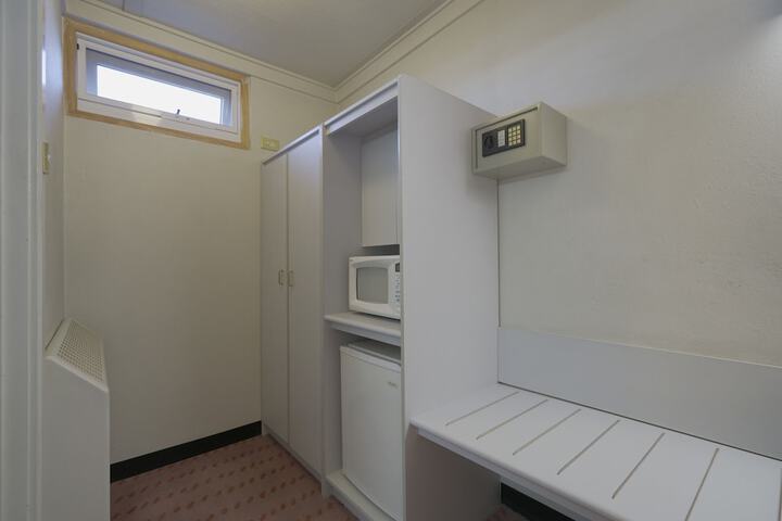 Room 4 of 32