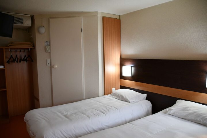 Room 13 of 32