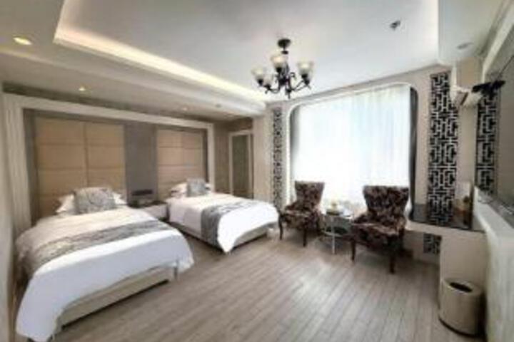Room 8 of 9