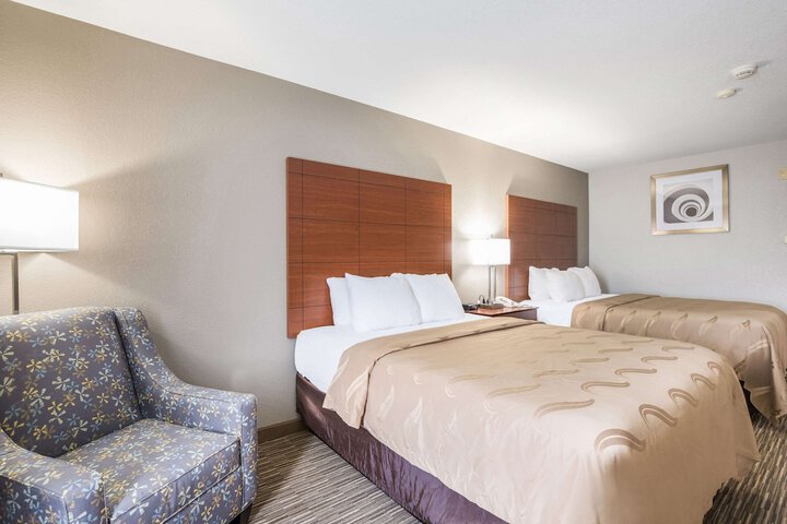 2 Queen Beds (1 of 14)