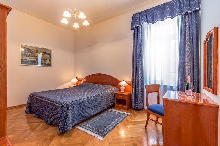 Room 11 of 41