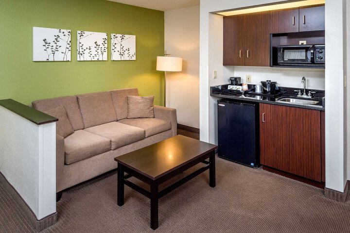 Queen Bed Accessible (10 of 14)