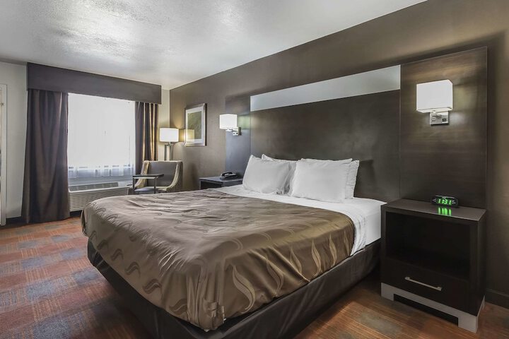 1 King Bed Accessible (9 of 16)