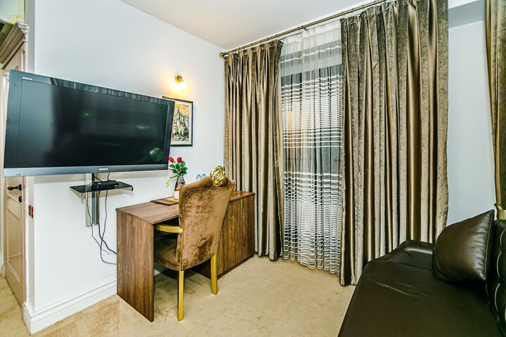 Room 7 of 83