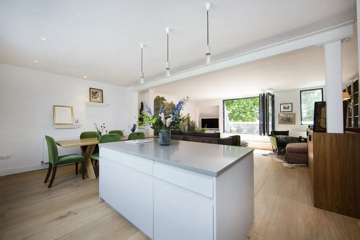 Beautifully Furnished 3 Bedroom 2 Bath Maisonette With Balcony in Bayswater