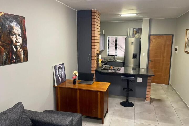 Room 6 of 10