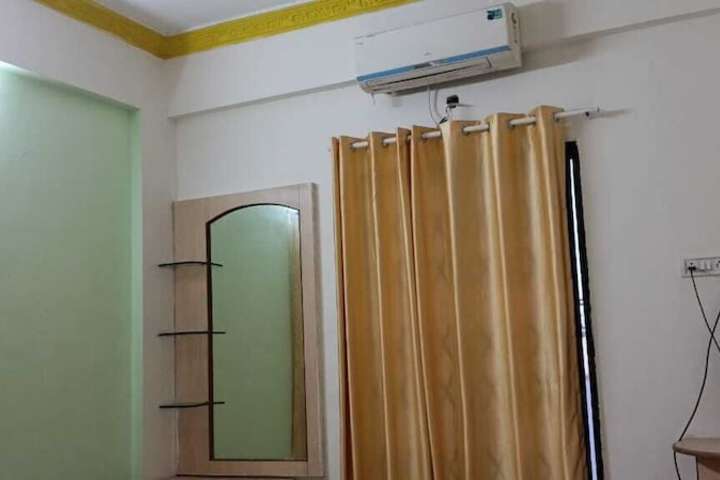 Room 6 of 12