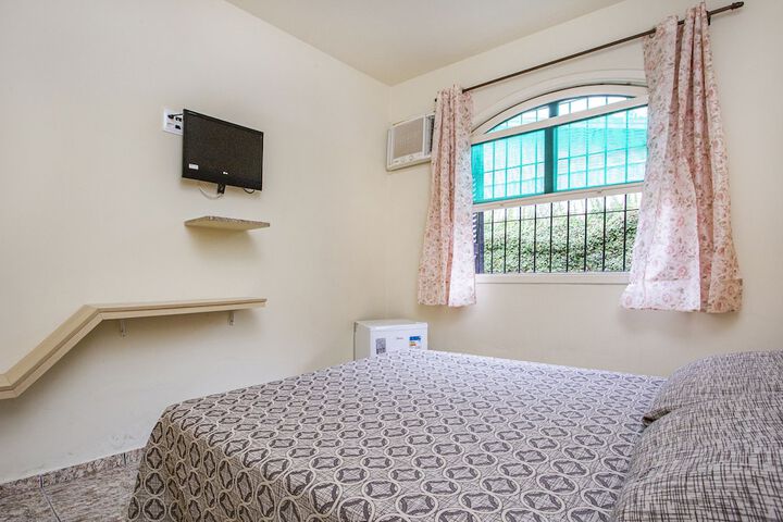 Room 33 of 166