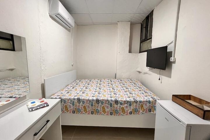 Room 9 of 14