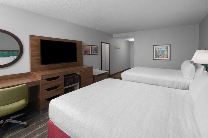 2 Queen Beds (9 of 10)