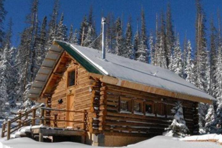 Exterior of Snowy Mountain Lodge