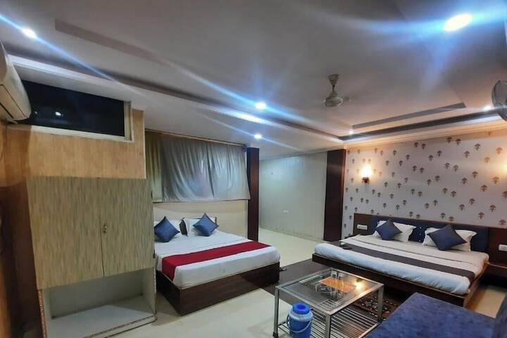 Room 4 of 8