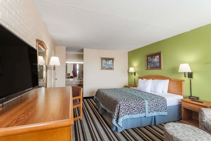 1 King Bed | (4 of 6)