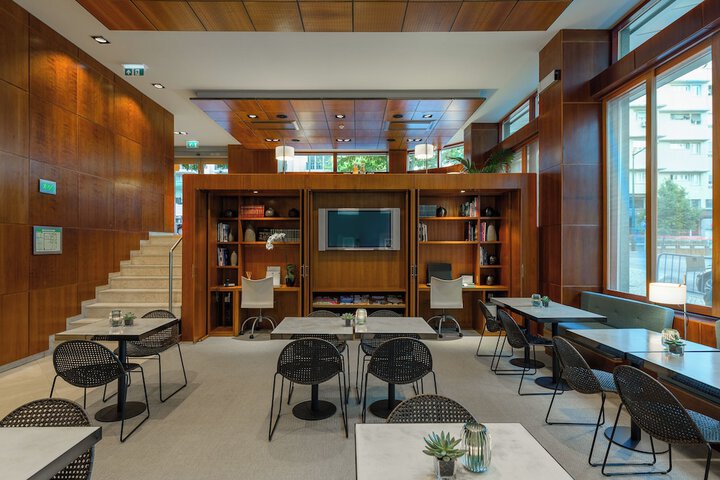 Entrance & Lobby