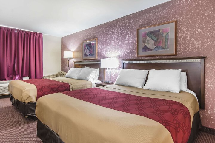 2 Queen Beds (2 of 8)