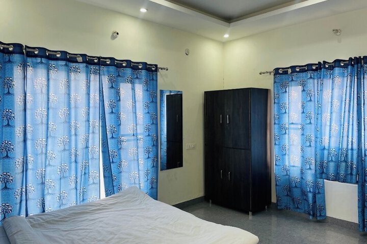 Room 4 of 12