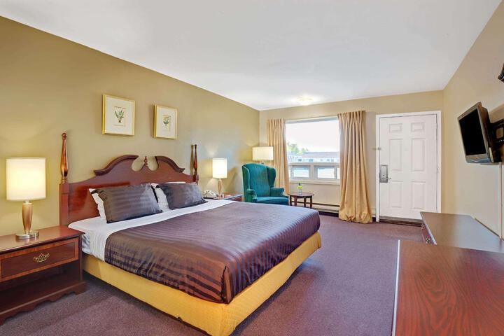 1 King Bed Executive Room (1 of 13)
