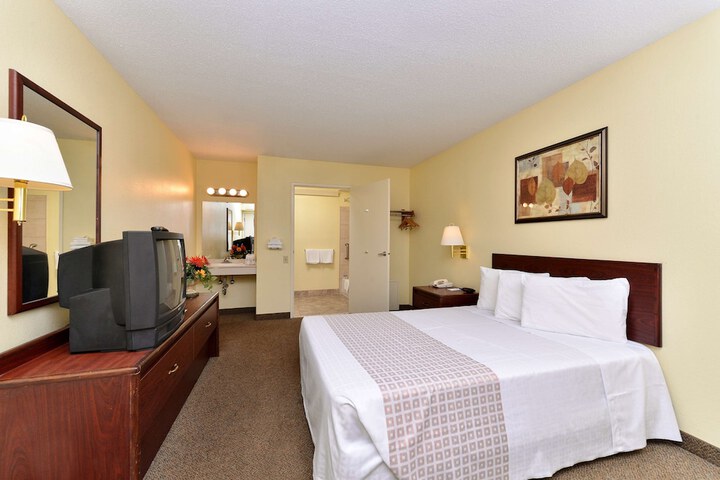1 King Bed (1 of 11)