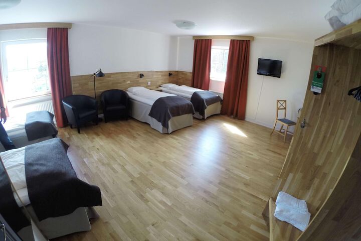 Room 10 of 32