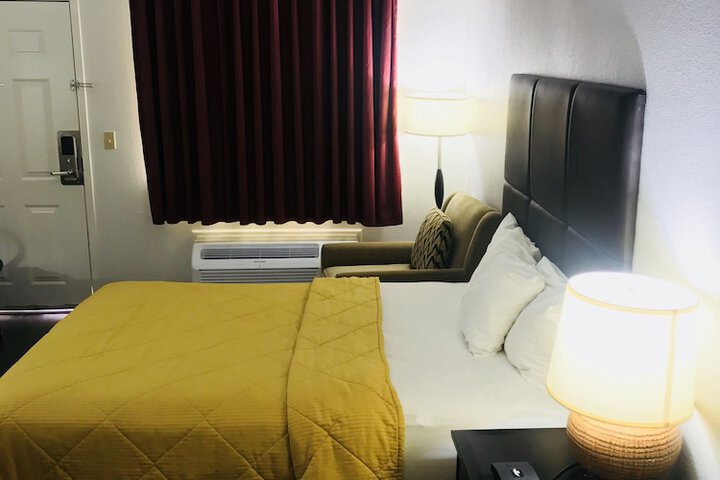 2 Queen Beds (5 of 13)