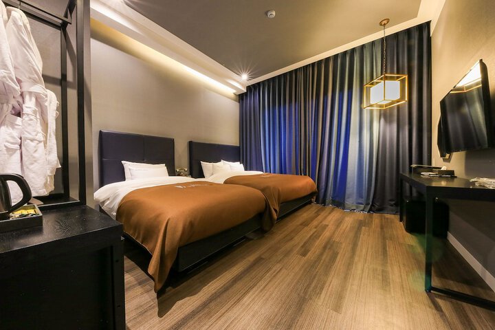 Room 5 of 38
