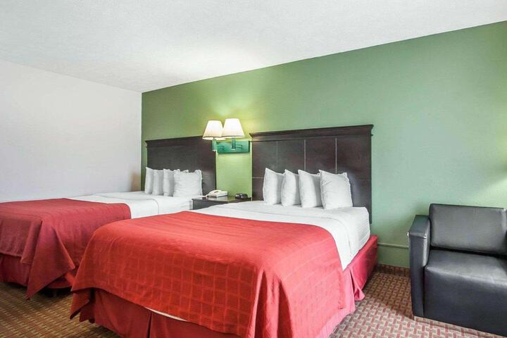 1 Queen Bed (5 of 10)