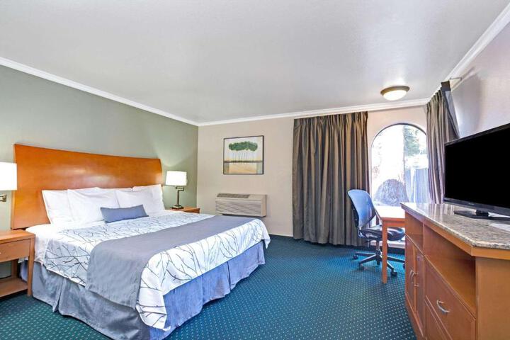 1 Queen Bed (3 of 10)