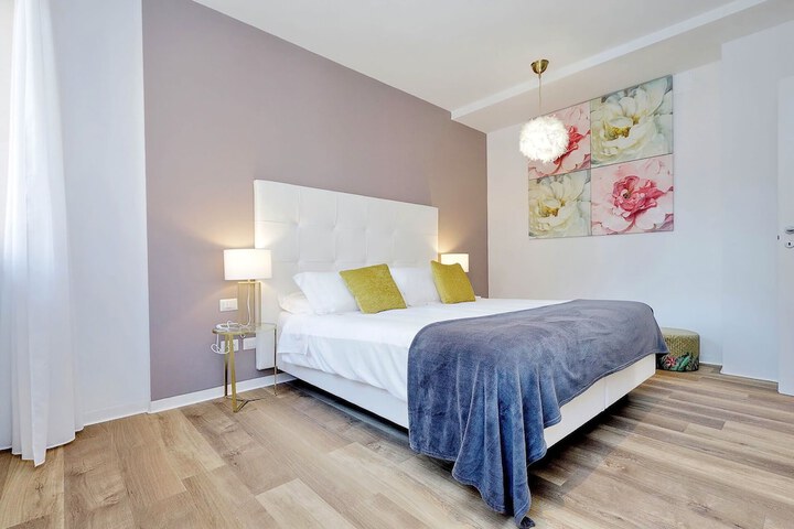 Room 4 of 195