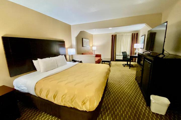 1 King Bed (3 of 4)
